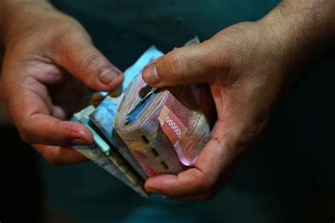 Utang Pemerintah Naik Lagi Rupiah Ditutup Melemah Ke Rp15 645 Per Dolar AS