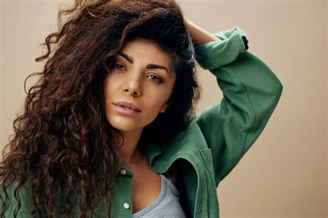 Concepto De Belleza Natural Hermosa Mujer Latina Rizada Bronceada Sexy En Cosas Casuales Toma La