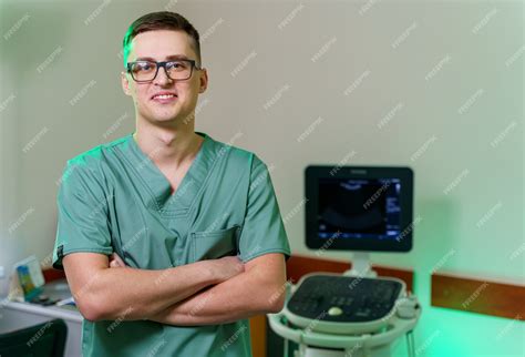 Tecnico De Ultrassom Hospitalar - Ultrassonografista profissional perto de máquina de ultrassom moderna ...