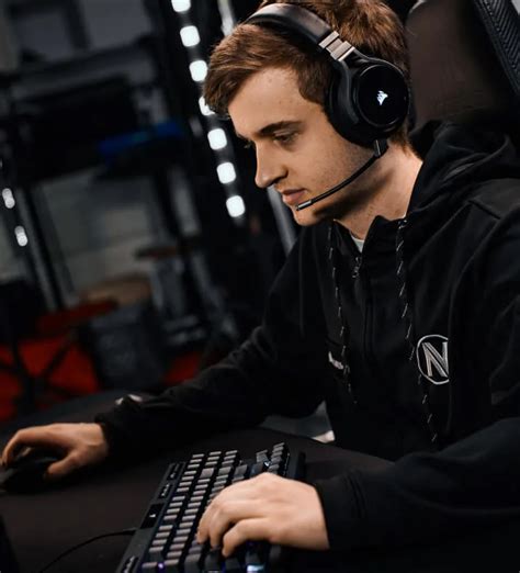 SABRE RGB PRO WIRELESS CHAMPION SERIES Ultra-Lightweight FPS/MOBA ...