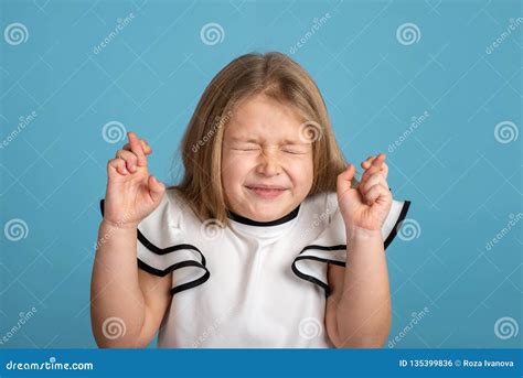 Fermez vous Vers Le Haut Du Portrait émotif De La Jeune Fille De Sourire Blonde Portant Blous