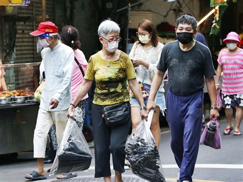 台湾增76宗本土确诊 多10人染疫亡 星岛日报