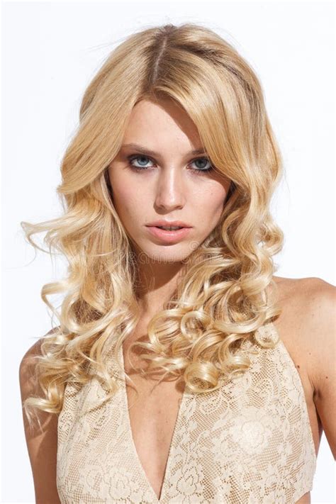 Hermosa Joven Sexy Mujer Con Ajuste Entrenado Cuerpo Delgado Con Bikini Traje De Baño Aislado