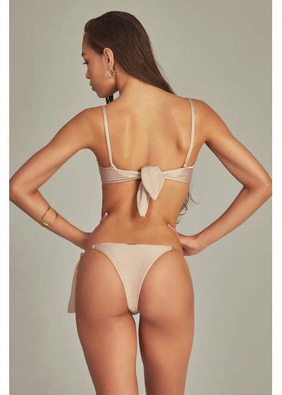 8 Hot Sexy Agatha Magnus Bikini Pics