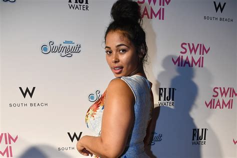 Modelo plus size recria fotos de lingerie da Victorias Secret Metrópoles