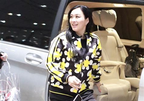 Chung Lệ Đề bom sex gốc Việt ôm hôn chồng trẻ ngay giữa tâm bão ly hôn