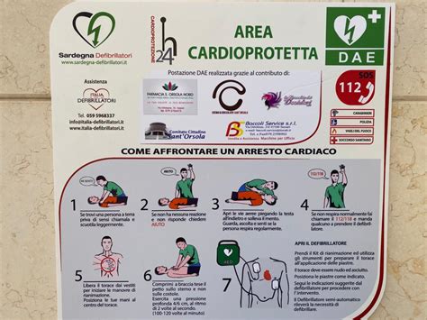 Un Defibrillatore Installato Davanti Alla Farmacia Defibrillatori