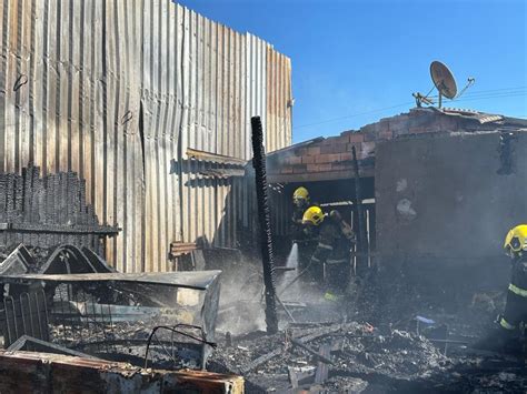 FOTOS Casa é destruída por incêndio em Chapecó oficina e outras