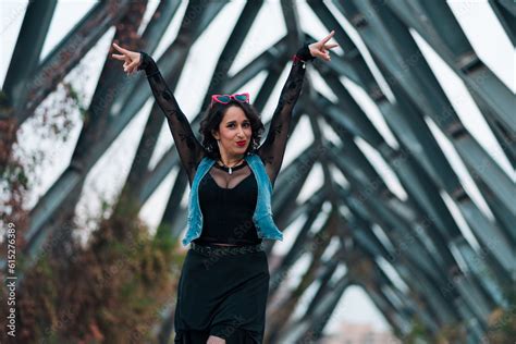 Bella Mujer Latina Sonriendo Jugando Con Sus Lentes Estilo S S En Un Parque Al Aire Libre