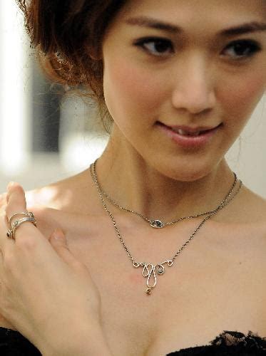 Bản sao của Lâm Chí Linh chụp ảnh nude và đính đá lên người Báo Dân trí