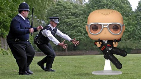 Novo Hot Fuzz Funko POP Dispara Duas Armas Enquanto Pula No Ar Exclusivo Universo Cinema