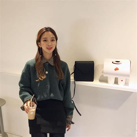 Hot girl châu Á đổi tóc dịp năm mới người cắt mái xinh ngất người xén cả chục centimet tóc