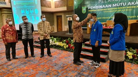 Rektor UIR Melecut Semangat Mahasiswa Penerima Bidik Misi Peraih