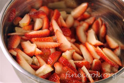 Английская кухня. Трайфл - десерт, состоящий из слоёв бисквита, фруктов ...