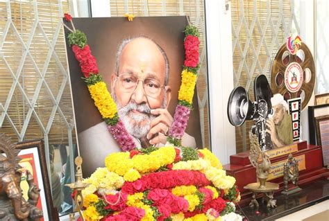 family  friends pay  respects  director  viswanath