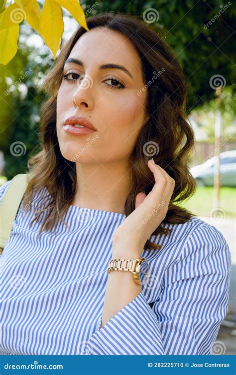 Retrato Vertical De Una Joven Latina Posando Fuera De Casa Foto De Archivo Imagen De Exterior