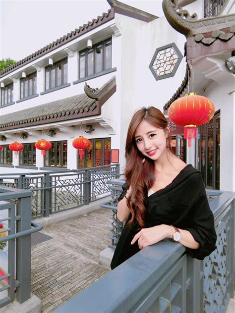 Biết tiếp viên Hàng không xinh rồi nhưng không nhất thiết phải như hot girl thế đâu