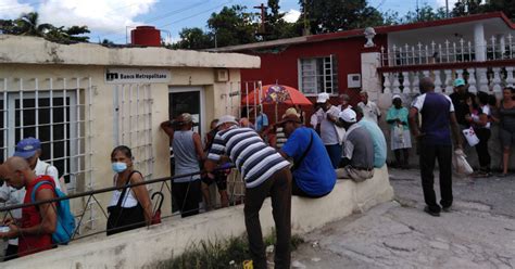 Pensionados Esperan Horas Al Sol Para Cobrar Jubilaci N En La Habana