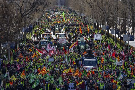 FOTO Hiljade Poljoprivrednika Ponovo Blokiralo Traktorima Centar Madrida