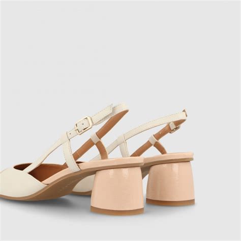 Zapatos de salón destalonados de mujer en piel brillo de color nude y blanco roto I LODI Zapatos