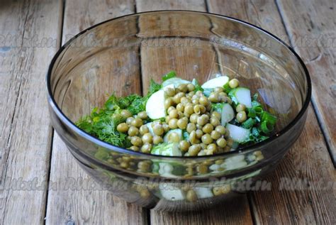 Салат из листьев салата и огурцов: 8 фото в рецепте