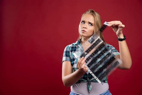 Une Jeune Mannequin Blonde V Rifie Les Sc Nes Du Film Polaroid Et A L Air Surprise Et D Ue