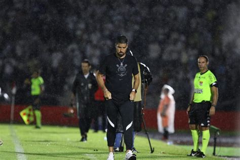 António Oliveira analisa vitória do Corinthians e parabeniza jogadores