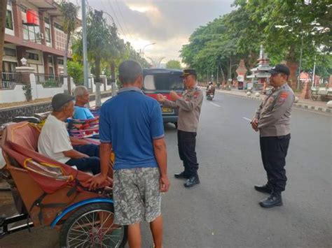 Ngobrol Gayeng Bareng Tukang Becak Polisi Bagikan Nasi Kotak Gratis