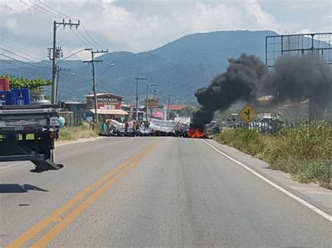 G1 Manifestantes Ateiam Fogo Em Pneus E Bloqueiam SC 406 Em