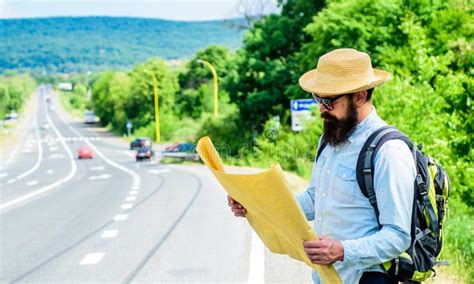 El Backpacker Con La Mochila Grande Aislada En Blanco Imagen De Archivo