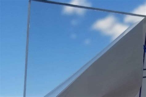 Comment Fixer des Plaques de POLYCARBONATE ? Guide 2025