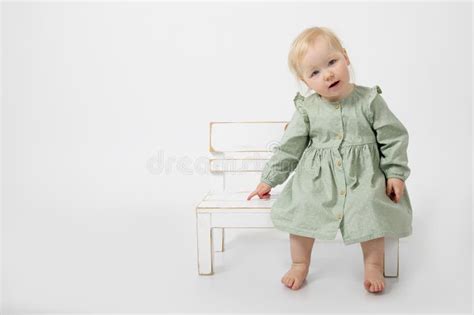 Portrait De La Merveilleuse Petite Fille Nue Blonde Aux Yeux Bleus Assise Sur Un Petit Banc En