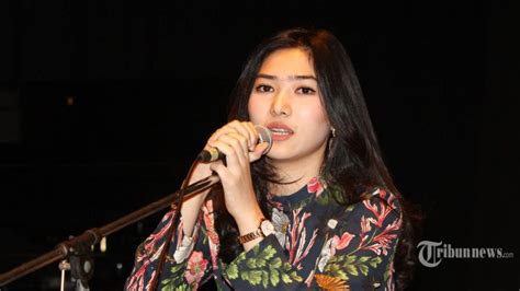 Isyana Sarasvati Ceritakan Kisah Hidupnya Di Album Baru Tribunnews