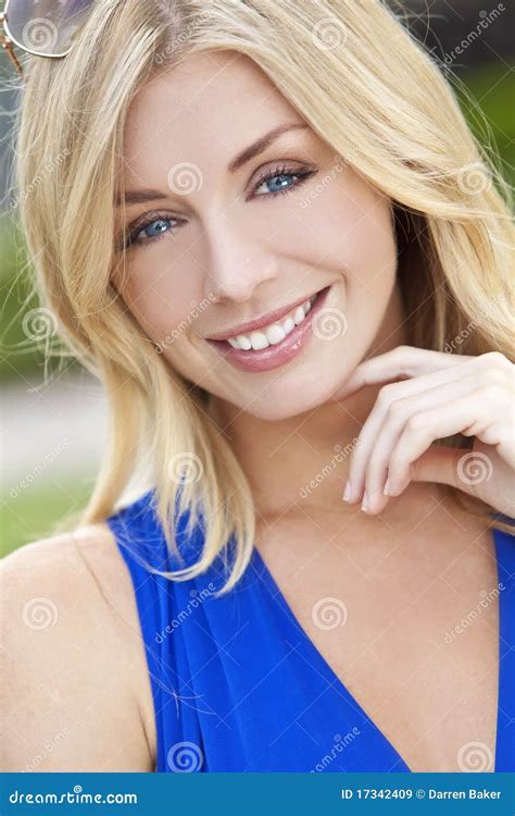 Natürlich Schöne Blonde Frau Mit Blauen Augen Stockbild Bild von zwanziger verkollkommnung