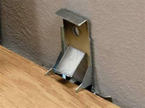 Как крепить плинтуса к бетонной стене самостоятельно