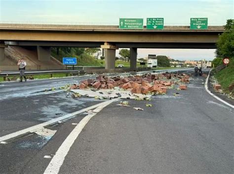 Caminh O Tomba E Carga De Leo De Cozinha Espalhada Interdita A Rodovia