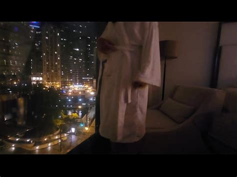 chica se masturba en público en la ventana del hotel XVIDEOS