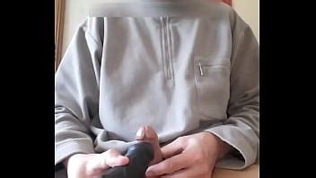 je me caresse le frein de la bite avec mon gode vibro belle éjaculation XVIDEOS