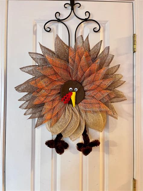 15 Awesome Turkey Door Hanger Designs For Your Thanksgiving Décor