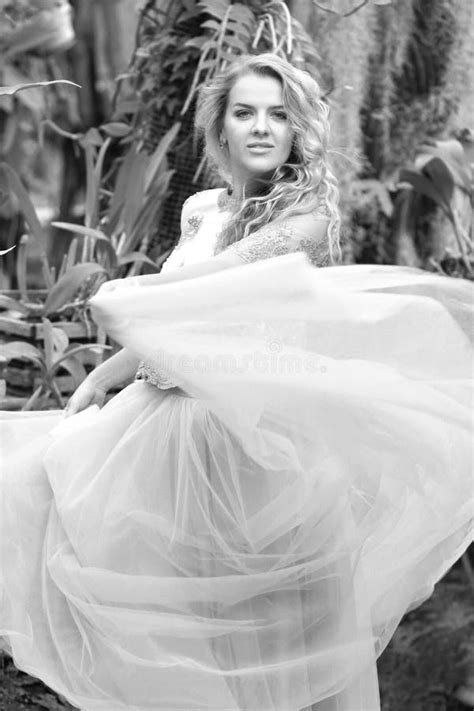 Foto En Blanco Y Negro De Una Chica Impresionante Con Un Vestido De