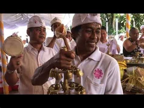 Upakara Mecaru Serangkaian Karya Di Pura Padmasana Banjar Lebah Sari