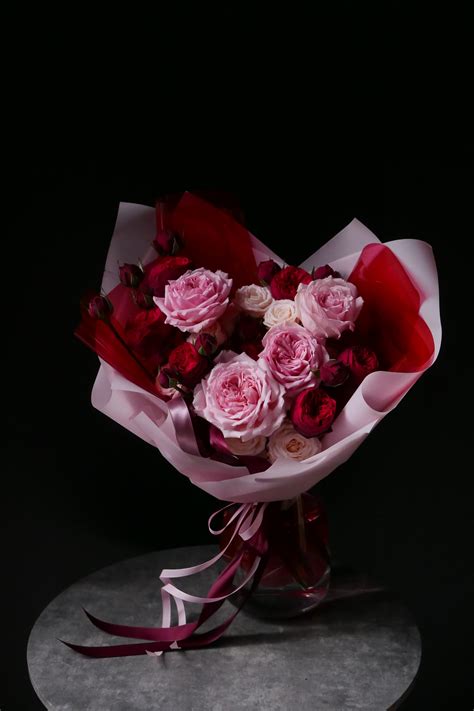 Заказать Красно-розовый букет из пионовидных роз с доставкой в Москве