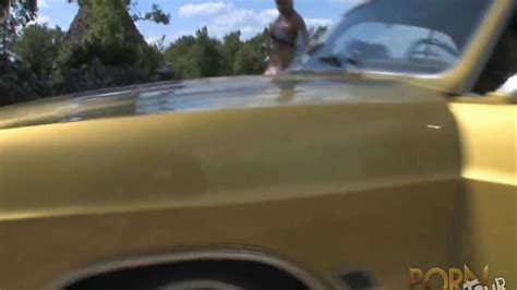 Petite Sucette Et Strip Sur Le Capot De La Voiture Porn Videos
