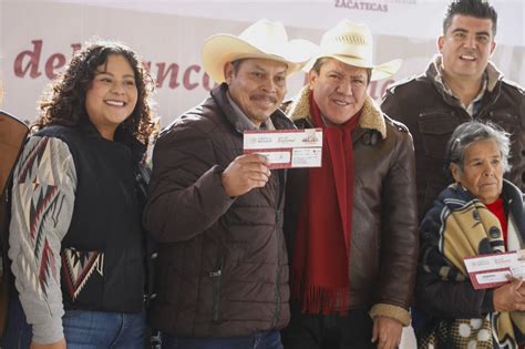 Entrega gobernador David Monreal más de 1 mil tarjetas de apoyos de