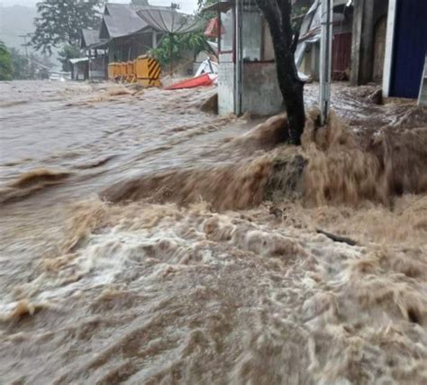 Banjir Dan Lonsor Terjang Nagari Kajai Satu Unit Rumah Ambruk