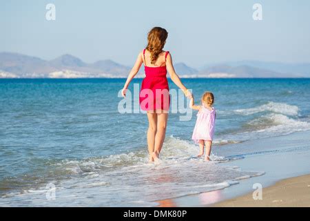 Sommer Familien Baby Mit Rosa Und Gr Nen Badeanzug An Hand Mit Frau Mutter Im Bikini Am Strand