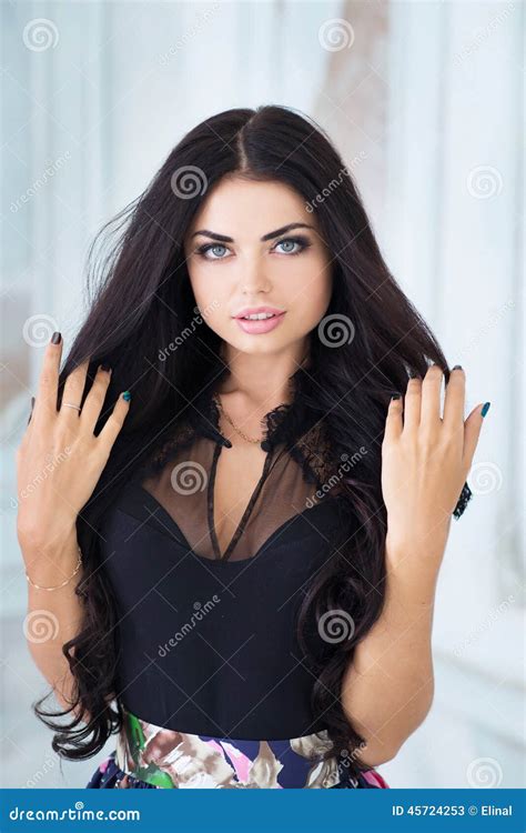 Portret Van Vrouw Brunette Het Glimlachen Stock Afbeelding Image Of Stijl Achtergrond