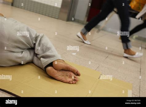 Homeless Sleeping In Cardboard Box Fotograf As E Im Genes De Alta