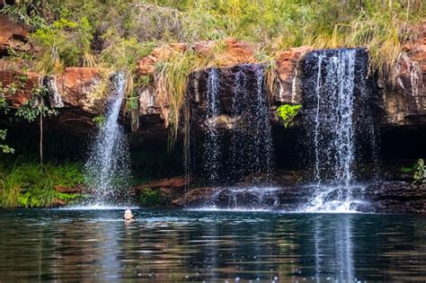 Belle Fille En Bikini Prend Un Bain Rafra Chissant Dans Une Piscine Rocheuse Sous Une Cascade