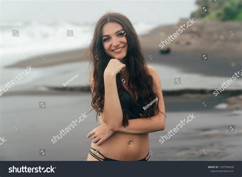 Sexy Smiling Brunette Girl Swimsuit Posing 스톡 사진 1397509628 Shutterstock